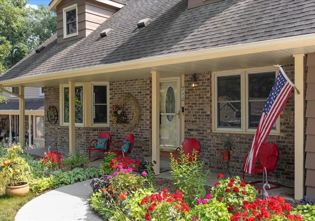 1st image of 944 11th Ave Se, Forest Lake, MN 55025 | MLS# 7125771