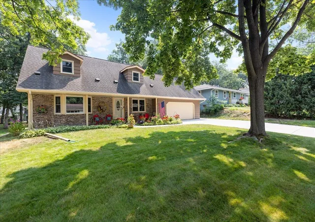 2nd image of 944 11th Ave Se, Forest Lake, MN 55025 | MLS# 7125771