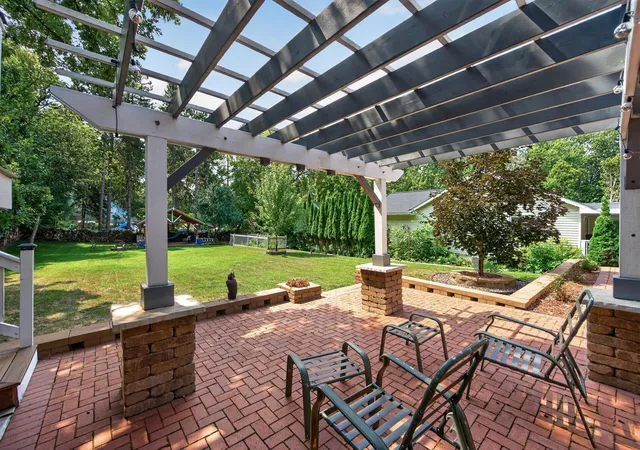 Photo 3 of Single family home for sale at 2048 17th Avenue E, Saint Paul, MN 55109 | MLS# 7125774 | Listing updated on 2026-08-20
