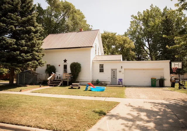 Photo 1 of Single family home for sale at 203 S Main St, Gwinner, ND 58040 | MLS# 7125784 | Listing updated on 2026-08-14