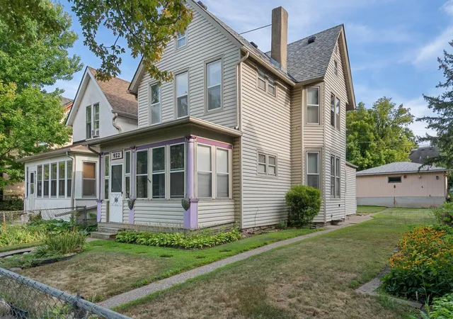 2nd image of 922 Beech St, Saint Paul, MN 55106 | MLS# 7125859