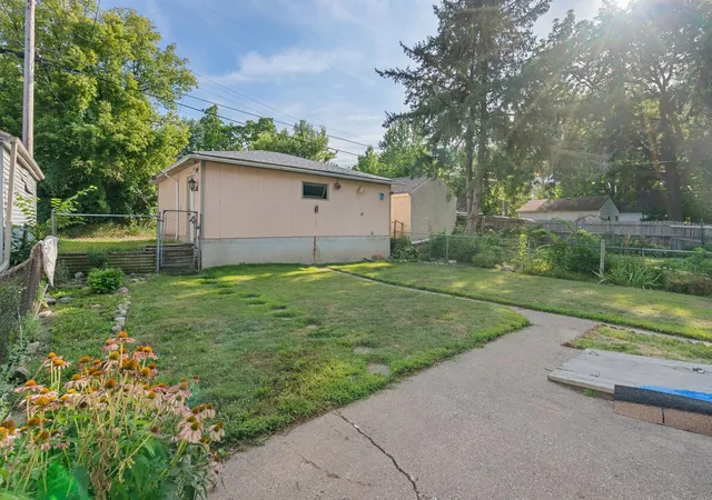 Photo 4 of Single family home for sale at 922 Beech St, Saint Paul, MN 55106 | MLS# 7125859 | Listing updated on 2026-09-21