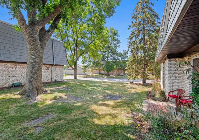 2nd image of 814 9th Ave S, Hopkins, MN 55343