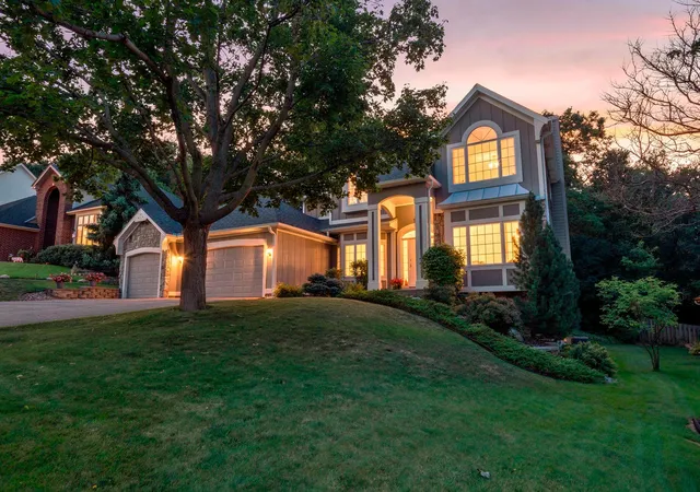 Photo 2 of Single family home for sale at 39 Marcin Hl, Burnsville, MN 55337 | MLS# 7125932 | Listing updated on 2026-10-19