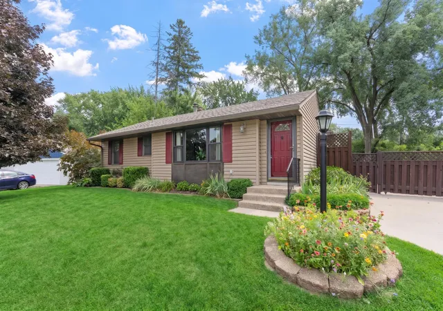 1st image of 3951 Stacker Pl, Saint Paul, MN 55110 | MLS# 7125936