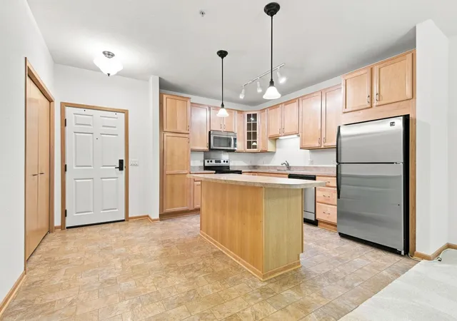 Photo 3 of Condo for sale at 7100 Metro Blvd #213, Edina, MN 55439 | MLS# 7125938 | Listing updated on 2026-09-24