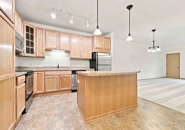 Photo 4 of Condo for sale at 7100 Metro Blvd #213, Edina, MN 55439 | MLS# 7125938 | Listing updated on 2026-09-24