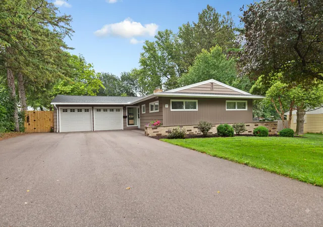 Photo 2 of Single family home for sale at 17 9th Avenue Se, Faribault, MN 55021 | MLS# 7126006 | Listing updated on 2026-10-01