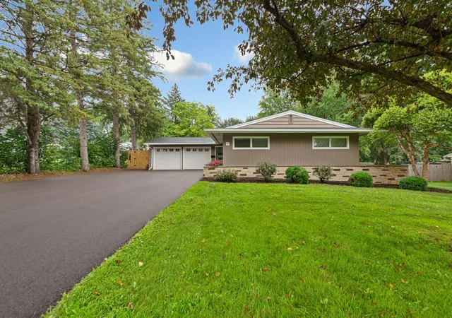 Photo 2 of Single family home for sale at 17 9th Avenue SE, Faribault, MN 55021 | MLS# 7126006 | Listing updated on 2026-08-19