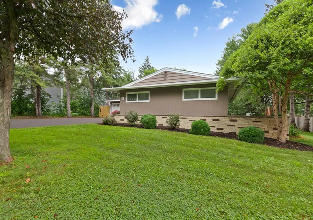 Photo 3 of Single family home for sale at 17 9th Avenue SE, Faribault, MN 55021 | MLS# 7126006 | Listing updated on 2026-08-19