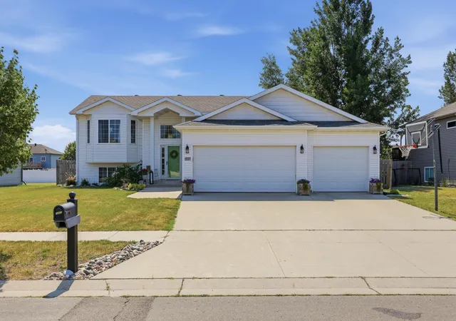 Photo 1 of Sale Pending at 1227 38th Avenue S, Moorhead, MN 56560 | MLS# 7126009 | Listing updated on 2026-09-05