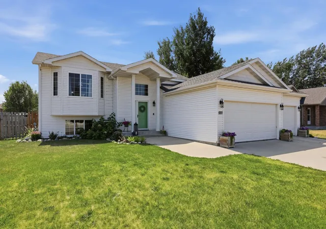 Photo 2 of Sale Pending at 1227 38th Avenue S, Moorhead, MN 56560 | MLS# 7126009 | Listing updated on 2026-09-05