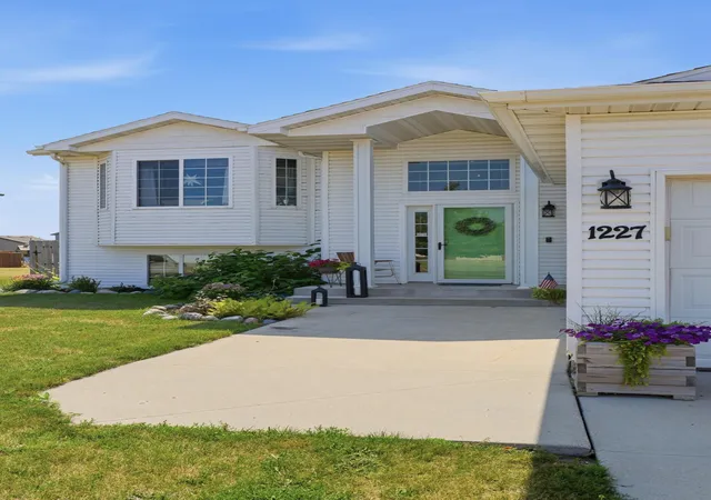 Photo 3 of Sale Pending at 1227 38th Avenue S, Moorhead, MN 56560 | MLS# 7126009 | Listing updated on 2026-09-05