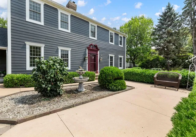 Photo 3 of Single family home for sale at 1001 Windcrest Dr SE, New Prague, MN 56071 | MLS# 7126098 | Listing updated on 2026-10-02