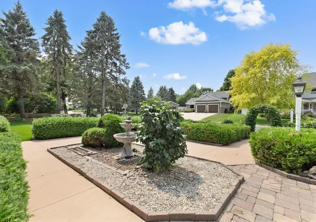 Photo 4 of Single family home for sale at 1001 Windcrest Dr SE, New Prague, MN 56071 | MLS# 7126098 | Listing updated on 2026-10-02