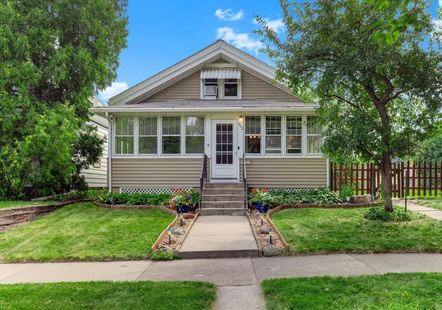 Photo 1 of Sale Pending at 952 Humboldt Ave, Saint Paul, MN 55118 | MLS# 7126126 | Listing updated on 2026-09-03