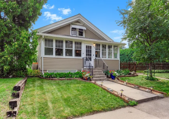 Photo 2 of Sale Pending at 952 Humboldt Ave, Saint Paul, MN 55118 | MLS# 7126126 | Listing updated on 2026-09-03