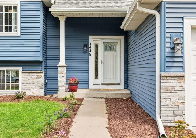 Photo 4 of Single family home for sale at 1649 Regatta Dr, Saint Paul, MN 55125 | MLS# 7126128 | Listing updated on 2026-09-18