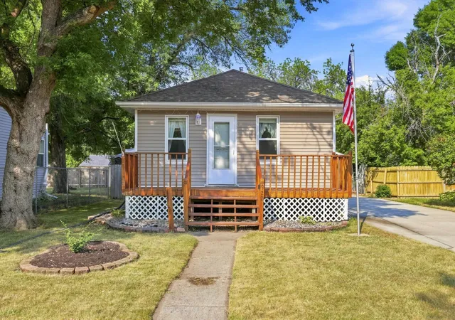 1st image of 922 27th St N, Fargo, ND 58102 | MLS# 7126157