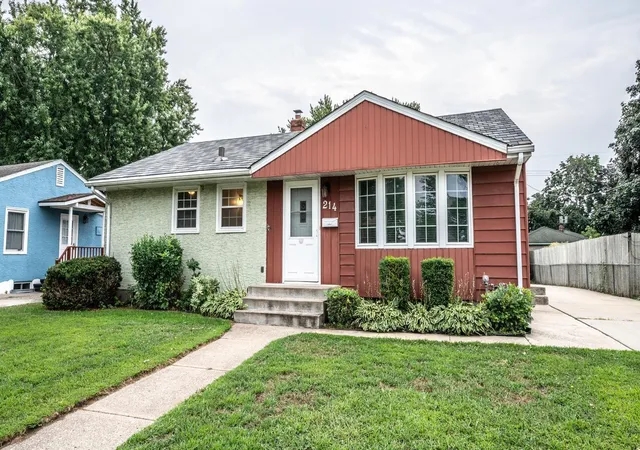 1st image of 214 Poplar St E, South Saint Paul, MN 55075 | MLS# 7126233