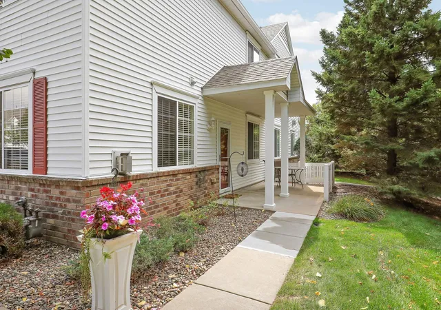 Photo 2 of Single family home for sale at 10881 Oak Grv Cir #B, Saint Paul, MN 55129 | MLS# 7126235 | Listing updated on 2026-09-30