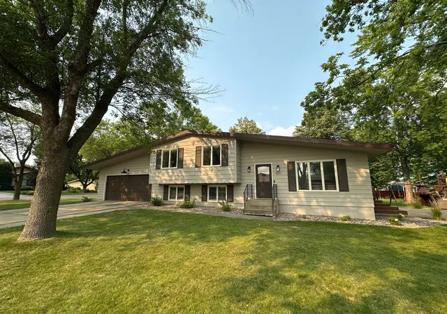 Photo 1 of Single family home for sale at 801 Sunrise Blvd, Redwood Falls, MN 56283 | MLS# 7126354 | Listing updated on 2026-09-30