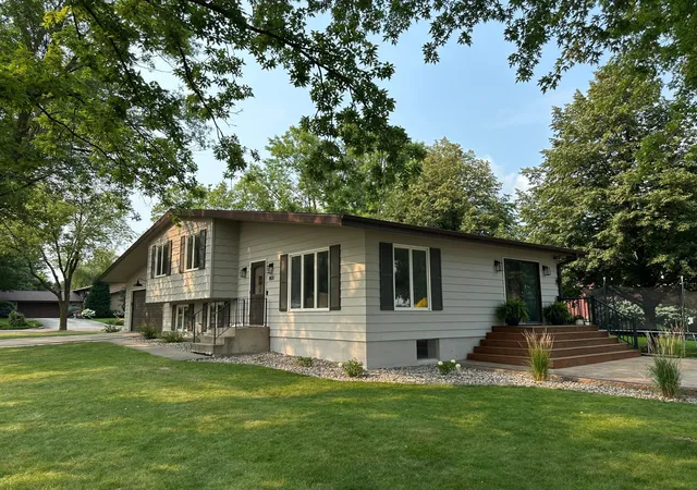 Photo 3 of Single family home for sale at 801 Sunrise Blvd, Redwood Falls, MN 56283 | MLS# 7126354 | Listing updated on 2026-09-30