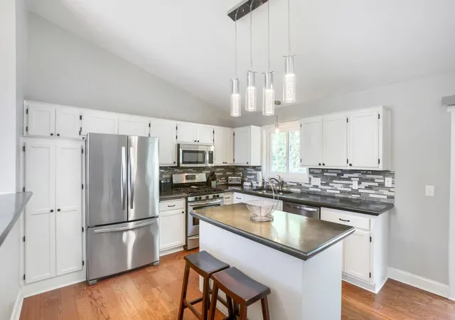 4th image of 2358 Holly Ave N, Saint Paul, MN 55128 | MLS# 7126372