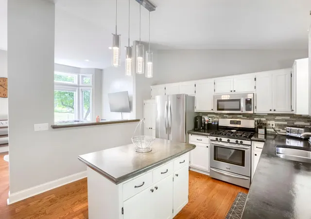 5th image of 2358 Holly Ave N, Saint Paul, MN 55128 | MLS# 7126372