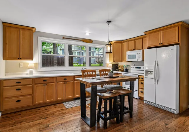 Photo 4 of Sale Pending at 21175 Minnetonka Blvd, Shorewood, MN 55331 | MLS# 7126389 | Listing updated on 2026-08-21
