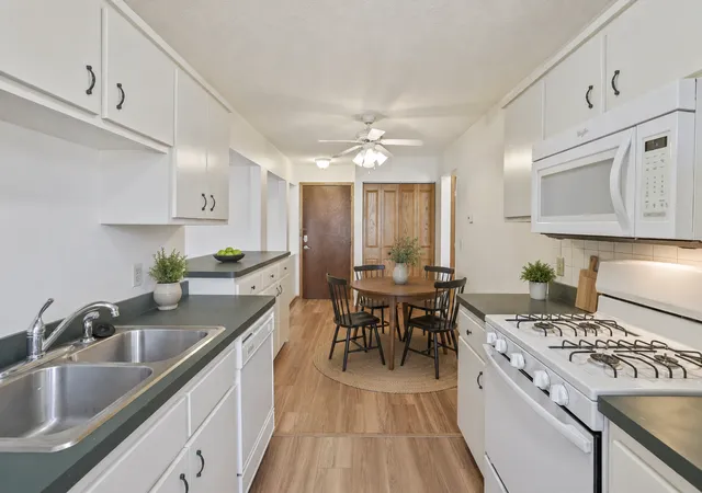 Listing Photo 4 - Condo for sale in building located at 10720 Rockford Rd, Plymouth, MN 55442 - Unit #305