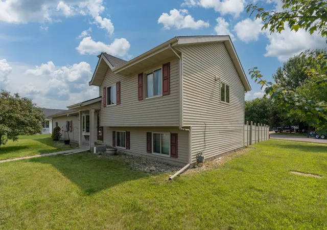 Photo 2 of Single family home for sale at 1114 Engesser Ln, Saint Peter, MN 56082 | MLS# 7126441 | Listing updated on 2026-08-28
