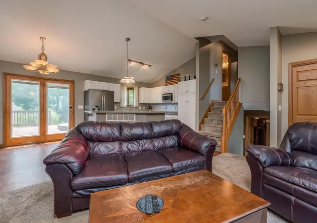 Photo 4 of Single family home for sale at 1114 Engesser Ln, Saint Peter, MN 56082 | MLS# 7126441 | Listing updated on 2026-08-28