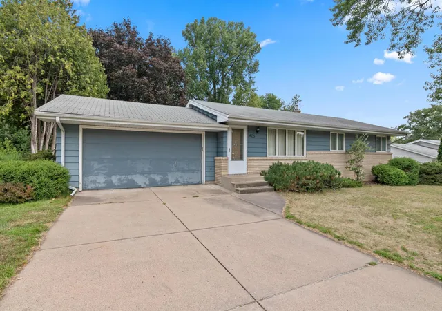 2nd image of 405 Terrace Dr, Saint Paul, MN 55113 | MLS# 7126455