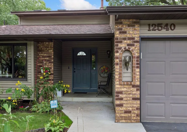 Photo 2 of Sale Pending at 12540 Everest Ct W, Saint Paul, MN 55124 | MLS# 7126514 | Listing updated on 2026-09-13