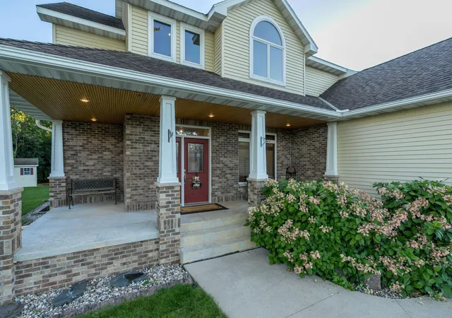Photo 2 of Single family home for sale at 113 Oak Marsh Dr, Mankato, MN 56001 | MLS# 7126544 | Listing updated on 2026-08-26