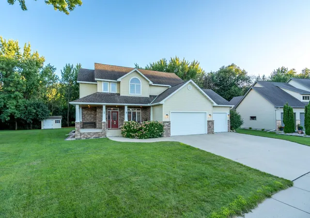 Photo 3 of Single family home for sale at 113 Oak Marsh Dr, Mankato, MN 56001 | MLS# 7126544 | Listing updated on 2026-10-02