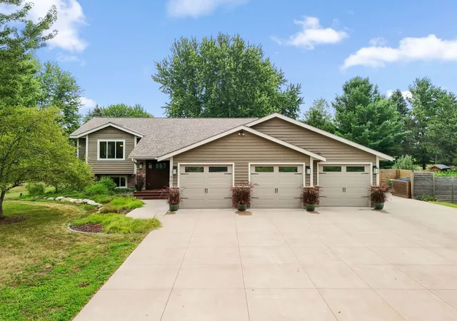 2nd image of 947 Sherman Rd, Hudson, WI 54016 | MLS# 7126548