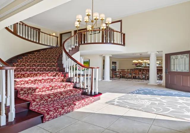 Photo 4 of Sale Pending at 10 Lake Ct, Saint Paul, MN 55127 | MLS# 7126550 | Listing updated on 2026-09-04