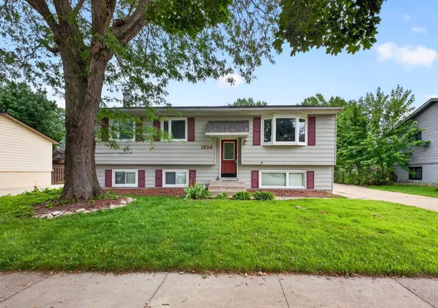 Photo 2 of Single family home for sale at 1634 7th Avenue Se, Rochester, MN 55904 | MLS# 7126570 | Listing updated on 2026-09-17