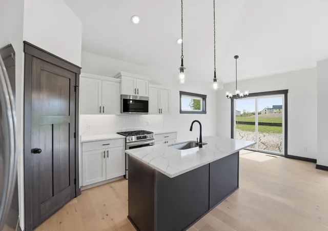 2nd image of 909 Acorn Ct, Hudson, WI 54016 | MLS# 7126576