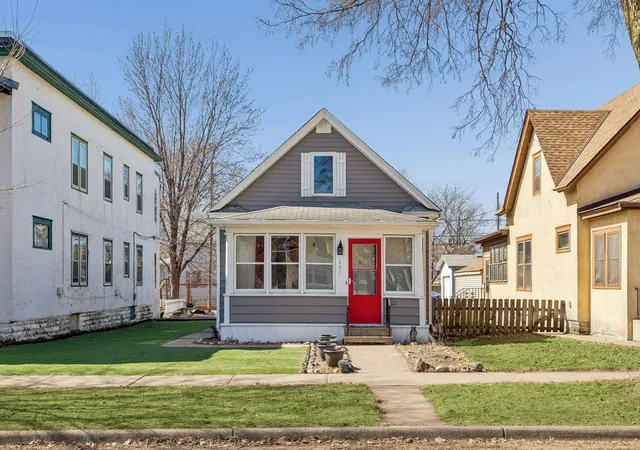 Photo 1 of Sale Pending at 607 Simpson St, Saint Paul, MN 55104 | MLS# 7126685 | Listing updated on 2026-08-31
