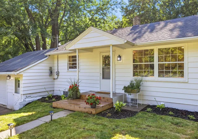 1st image of 985 Sunnyfield Rd N, Mound, MN 55364 | MLS# 7126690