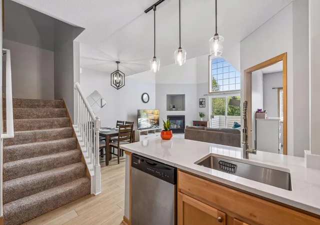 4th image of 17679 Hackberry Ct, Eden Prairie, MN 55347 | MLS# 7126728