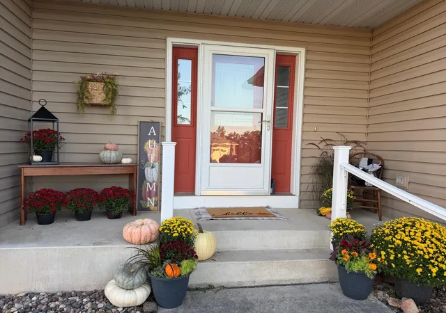 Photo 1 of Single family home for sale at 1908 Country View Dr, Saint Charles, MN 55972 | MLS# 7126794 | Listing updated on 2026-10-20