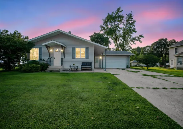 Photo 1 of Single family home for sale at 808 7th Street S, Saint James, MN 56081 | MLS# 7126824 | Listing updated on 2026-10-09