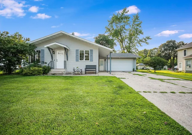 Photo 2 of Single family home for sale at 808 7th Street S, Saint James, MN 56081 | MLS# 7126824 | Listing updated on 2026-10-09