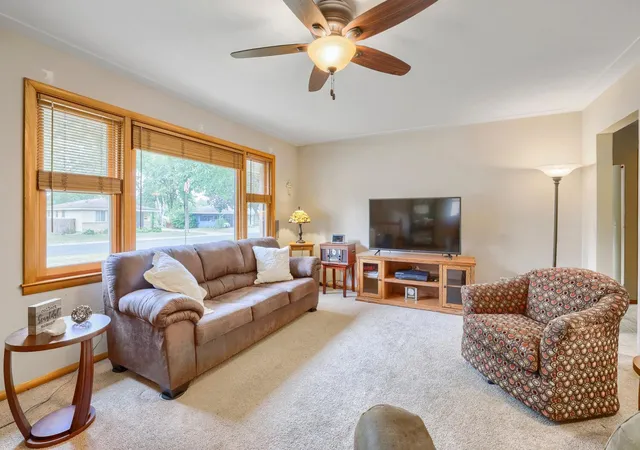 Photo 3 of Sale Pending at 421 13th St W, Hastings, MN 55033 | MLS# 7126835 | Listing updated on 2026-08-28