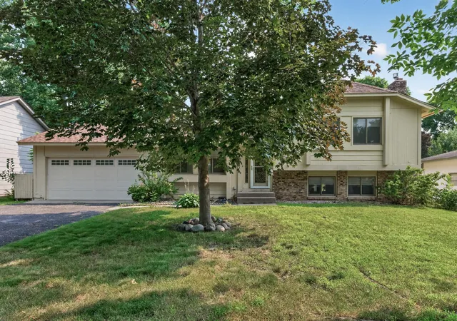 Photo 3 of Single family home for sale at 7460 Berkshire Way, Maple Grove, MN 55311 | MLS# 7126871 | Listing updated on 2026-09-03