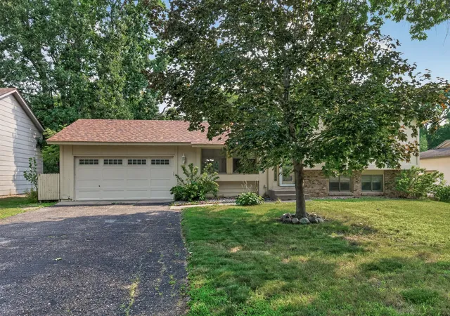 Photo 3 of Single family home for sale at 7460 Berkshire Way, Maple Grove, MN 55311 | MLS# 7126871 | Listing updated on 2026-09-03